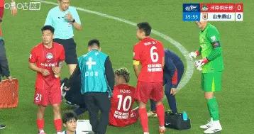 納薩里奧在與高準翼爭搶時受傷，被擔架抬離球場