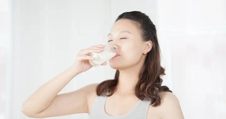 早上喝牛奶別瞎選！全脂vs低脂vs舒化奶，營養師教你按體質挑對款