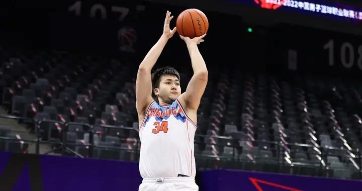 就你打得好！艾孜麥提半場7中4拿到12分4前場板 全隊唯一上雙