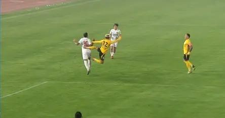 這動作...丁海峯飛踹對手背部VAR介入改判紅牌，西海岸10人作戰