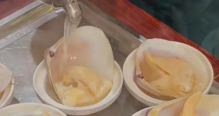 雞湯汆海蚌是福建名菜，還上過國宴，清甜甘爽味道鮮到掉眉毛