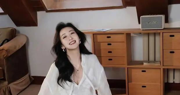 王鷗曬居家風寫真美照！牀上秀白皙美腿性感吸睛