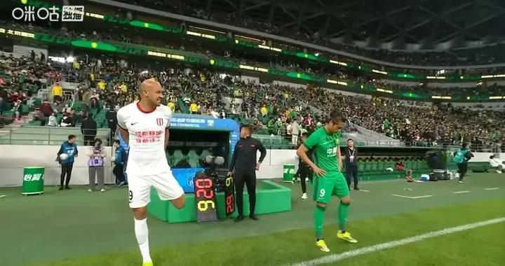 替補前鋒上陣！蓉城半場換上費利佩，國安換上張玉寧