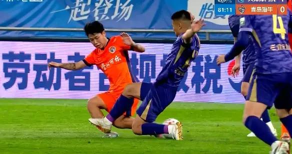 VAR介入！黃嘉輝蹬到金永浩小腿，主裁判看回放後出第2黃將其罰下