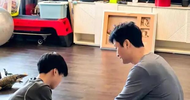 倪萍《浪姐》直播喊話吳京在家帶孩子！吳京曬照回應