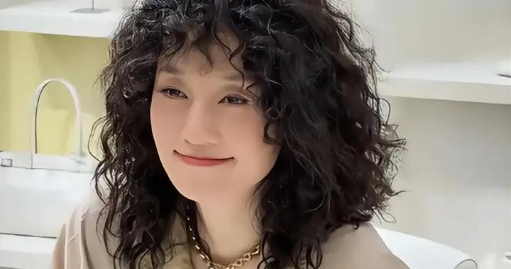 馬伊琍倆女兒現身爸爸飯館，文章全程陪伴，愛馬化妝遮不住臉上痘