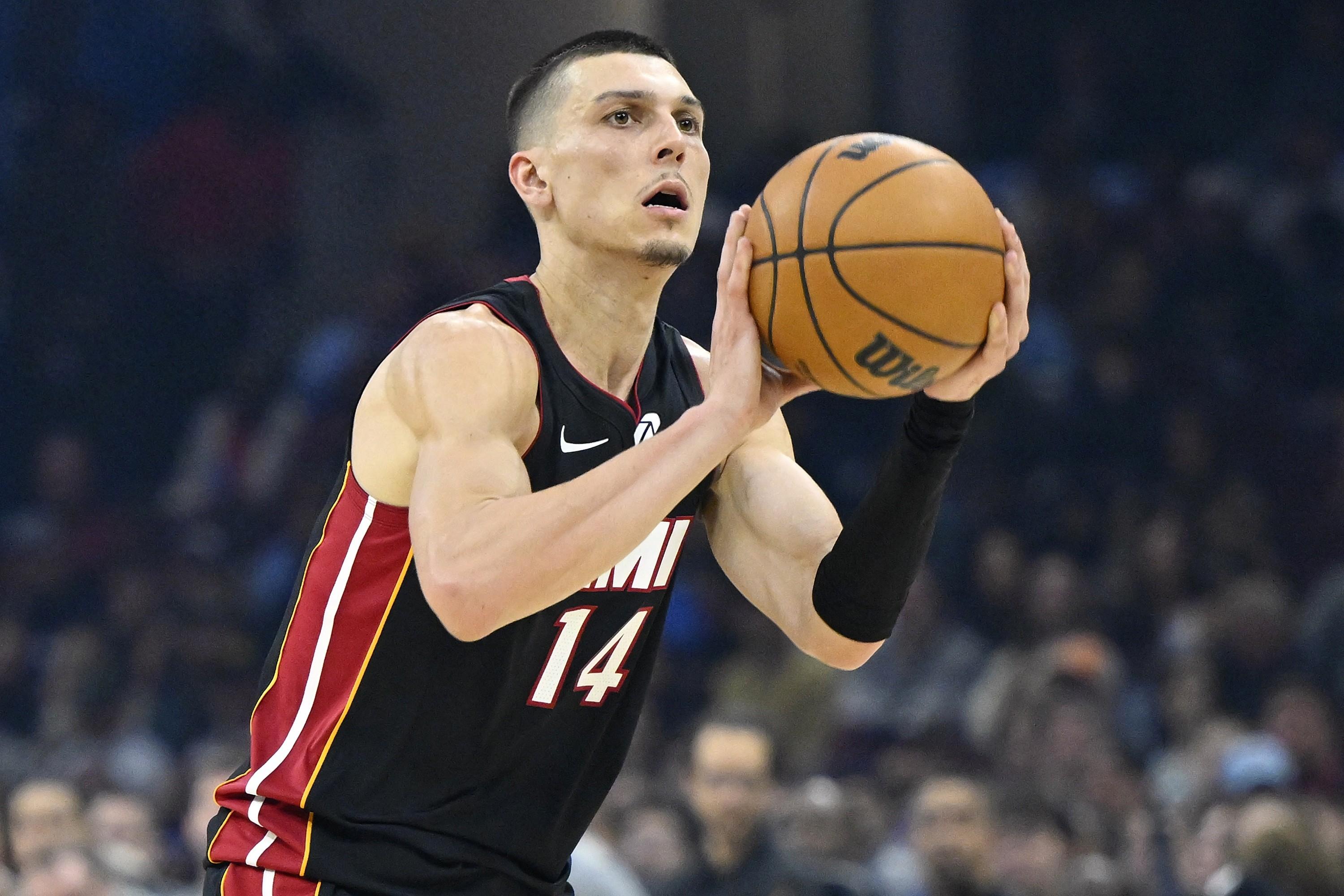 在會議室門口反覆橫跳！希羅絕殺三分不中&加時連砍6分 得23分6助