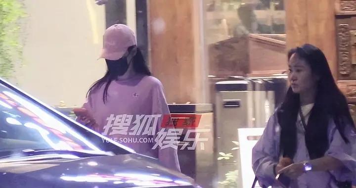 唐嫣深夜喫烤肉 整套嫩粉色穿搭甜妹感拉滿