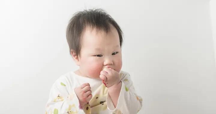 別再誤解寶寶喫手！除了餓，可能是在“自我安撫”，這些信號要懂
