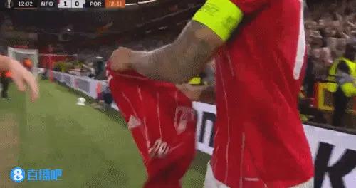 吉布斯·懷特遠射變線破門後高舉安德森球衣，賽前後者母親去世