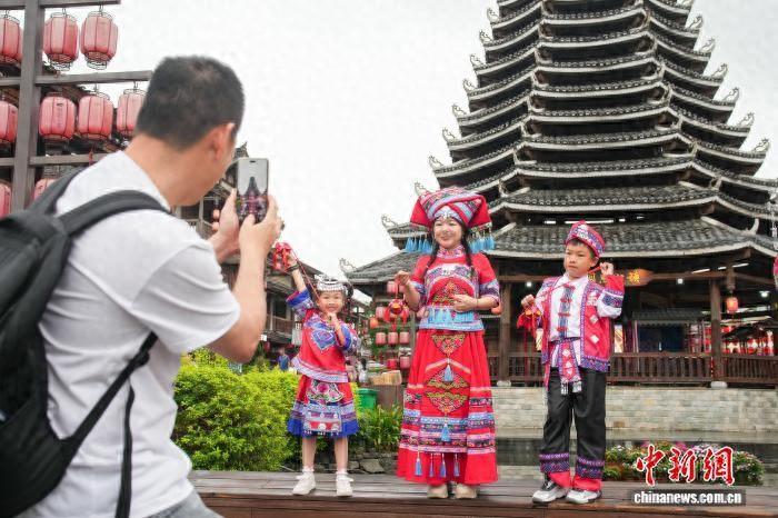 廣西南寧：“三月三”假期民族風情古鎮引遊人