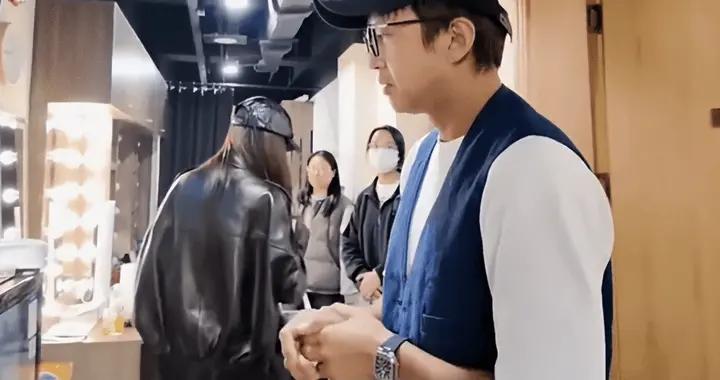 楊穎去看陳赫話劇！二人後臺擁抱讓人夢迴《跑男》