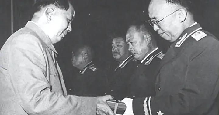 大授銜112：透過羅榮桓對待犯錯將領授銜，看他主持授銜如何服衆