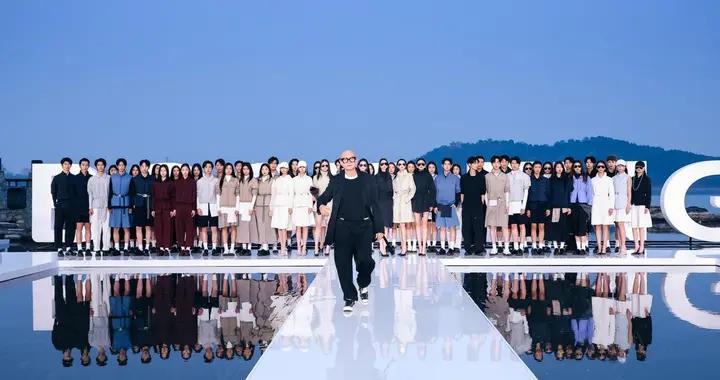 波司登“多面登場”2026北京國際電影節光影風尚開幕大秀舉行