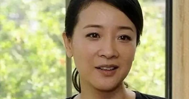 她是國家一級女演員，多次給坐輪椅丈夫戴綠帽，現在兒子也是演員