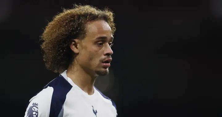 泰晤士報：西蒙斯在左中場表現不佳，德澤爾比需讓他展現出創造力