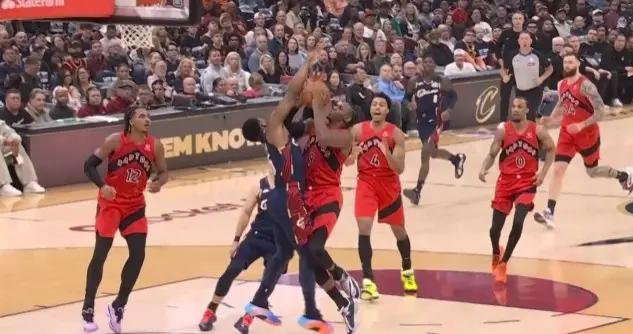 血虧！米切爾被巴雷特擊中面部倒地吹防守犯規 騎士挑戰失敗了