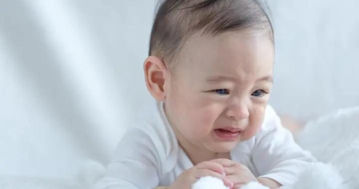 寶寶睡覺不安穩、總哭鬧？檢查下是不是這3個“熱信號”在作祟