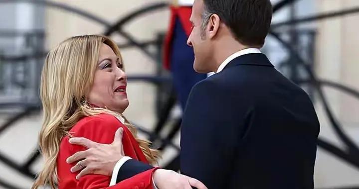 馬克龍與梅洛尼見面，貼面禮讓對方招架不住，他們是同齡人49歲