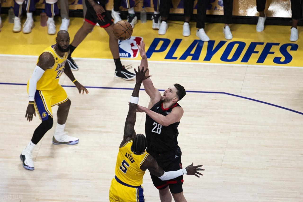 詹姆斯19+8+13肯納德三分5中5砍27分 湖人力克火箭大比分1-0領先