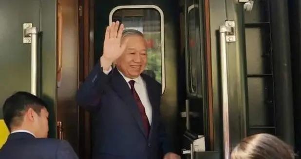 蘇林坐火車直接回去，越南那邊有車隊護着，鐵路上有套軌技術