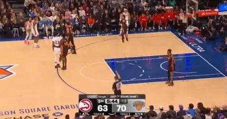 穩住了！老鷹祭出“砍人”戰術 米切爾·羅賓遜兩罰中一