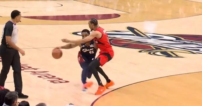 尺度一致嗎？騎士連續被吹進攻犯規 被迫交出球權