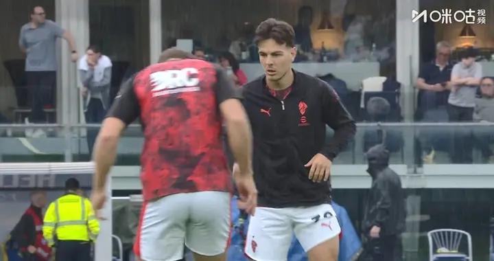 下半場雨戰？米蘭客場挑戰維羅納半場休息階段，下起了大雨