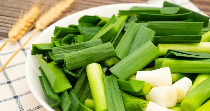 哺乳期媽媽能喫韭菜嗎？科學解析“回奶”謠言，答案在這裏