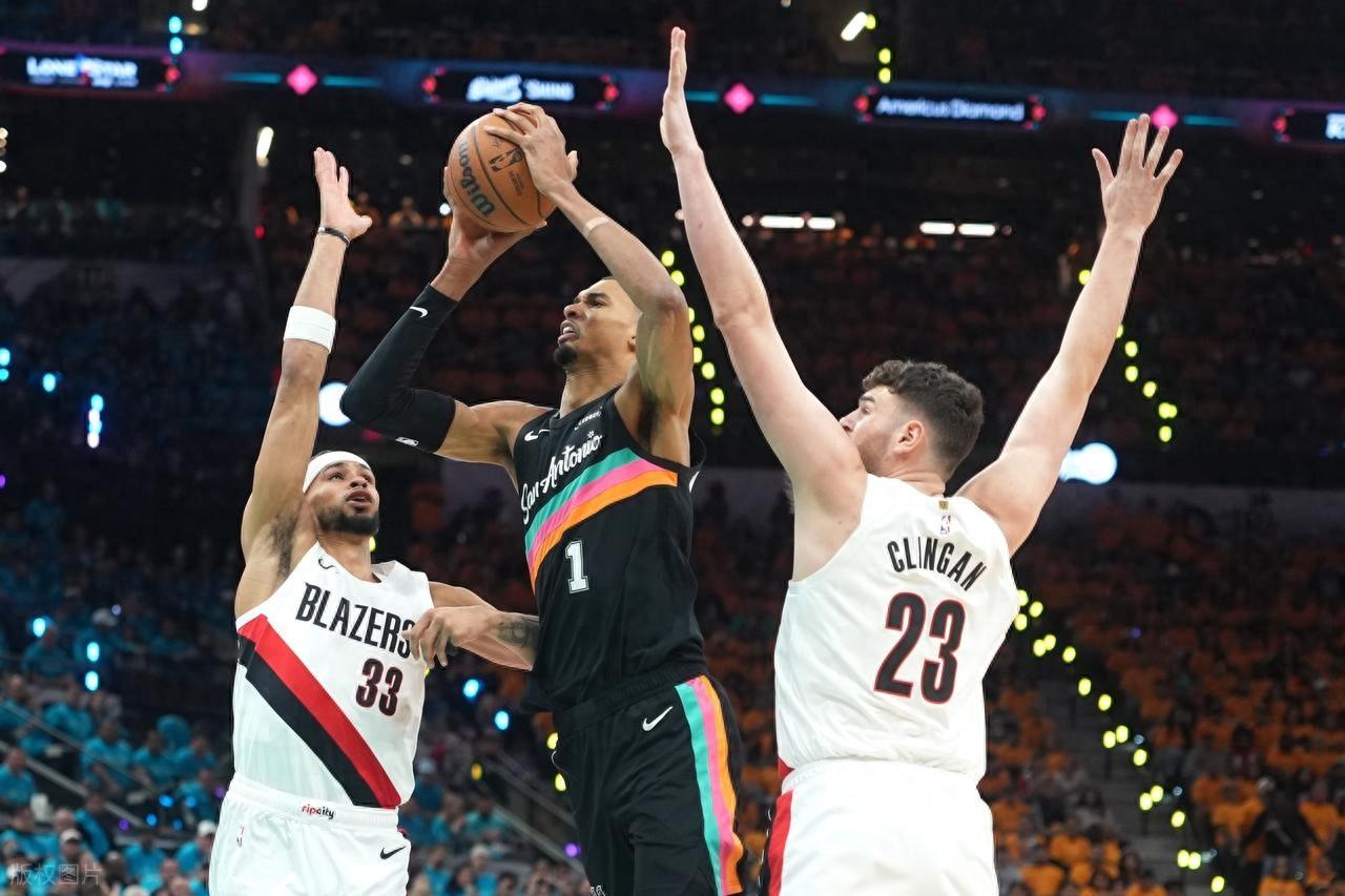 季後賽首秀！楊瀚森末節登場 文班35分創隊史紀錄 馬刺勝開拓者1-0