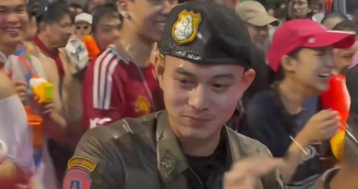 阿努廷也過潑水節，泰警衣服溼透依然笑着，他們服裝緊身工作要緊