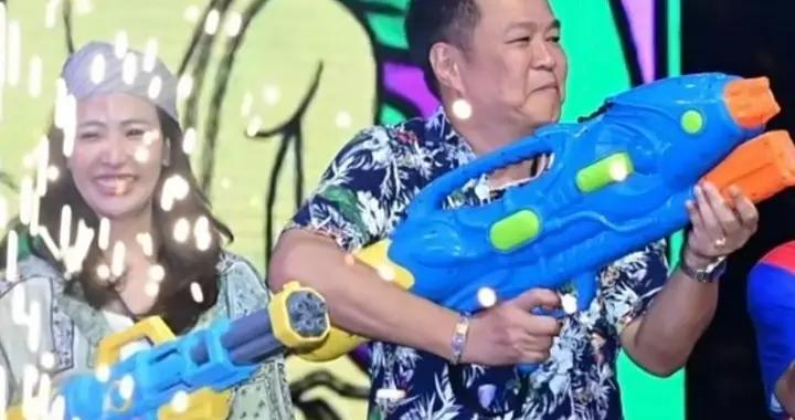 泰國的阿努廷過潑水節，有泰國警察衣服潑溼依然微笑，帥氣養眼