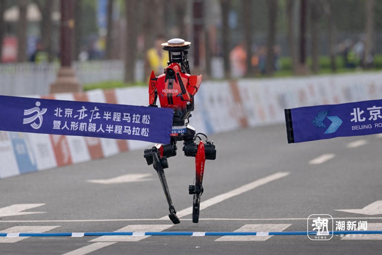 潮聲丨從“翻車集錦”到跑贏人類紀錄 人形機器人拿起“逆襲”劇本