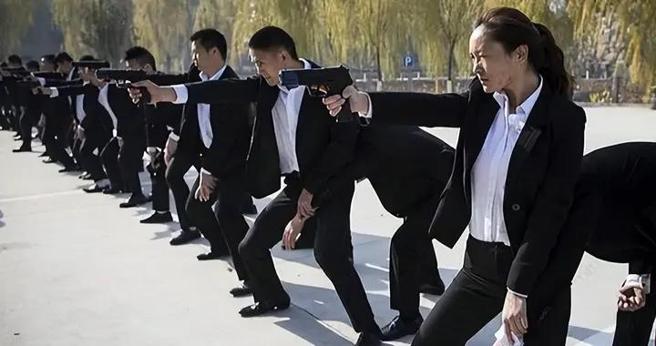 都是手槍，爲什麼保鏢藏懷裏，警察別在腰間，而特種兵靠大腿側？