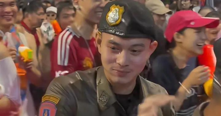 阿努廷過潑水節，有泰國警察衣服溼依然微笑，他們服裝緊工作要緊