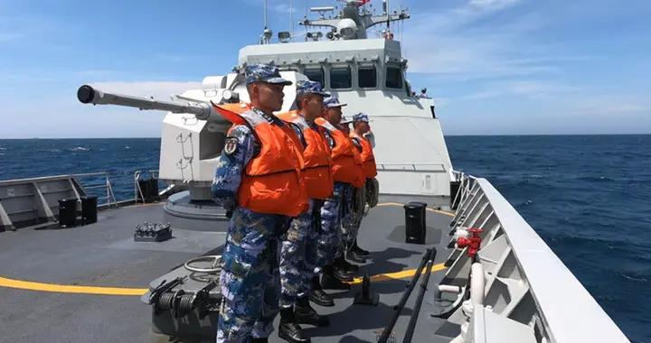 日本軍艦挑釁，磨蹭14小時賴着不走，052D帶隊包抄，橫穿日本列島