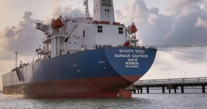 伊朗艦沉人亡，要報一箭之仇，炮擊印度油輪，船員跪地求饒？