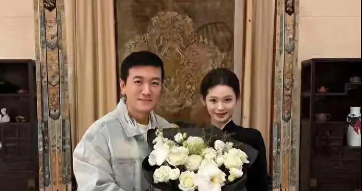 楊子帶23歲新女友見91歲母親，銅錢盆搶鏡，黃聖依17年錯付了？