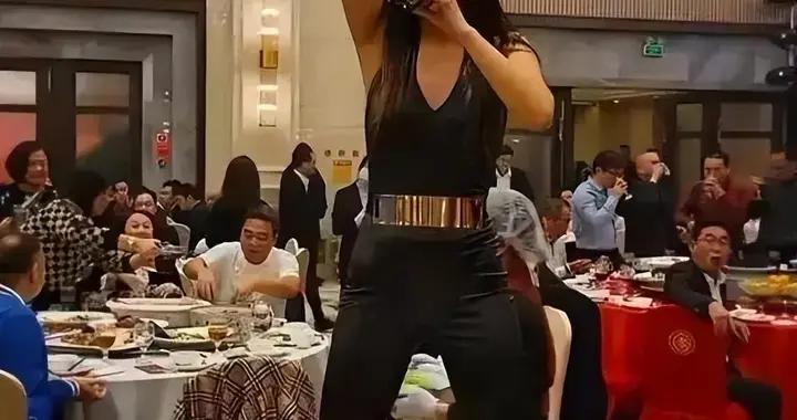 華語頂級才女，被迫寫低俗神曲，在縣城商演的她，多少人的意難平