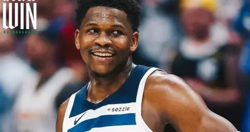 帶傷砍下30分10板2助2帽！森林狼官推曬贏球海報：華子登上封面