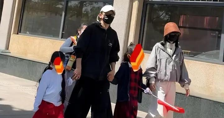 謝娜一家逛天安門，張傑被女兒圍着牽手，小咘芽長髮及腰像洋娃娃