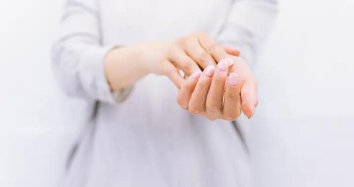戴手套也沒用？手發燙灼熱感是皮膚在“求救”，這些誘因要避開