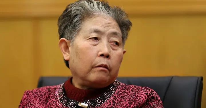 79歲陶華碧隱退5年，無奈出山“救子”，助老乾媽重回巔峯