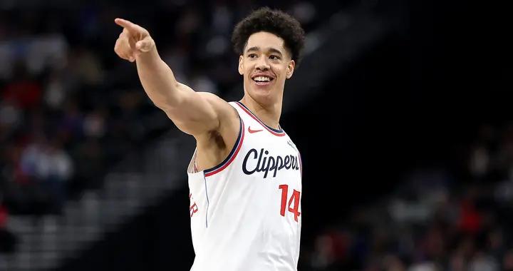 阿祖，隊安！尼德豪澤23分鐘7中7貢獻16分5板2助2帽 正負值+14