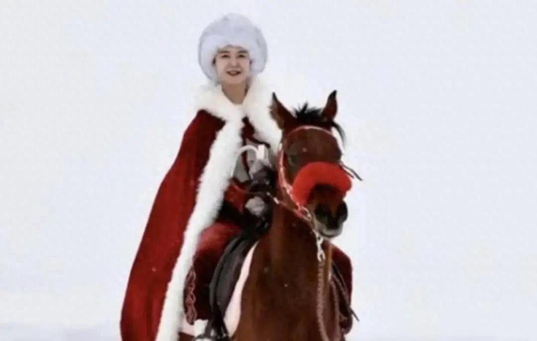 賀嬌龍工作時墜馬致頭部重傷去世，曾回應網友稱已圓夢很安心，過幾年就退休了；友人追憶：她騎馬技術還可以