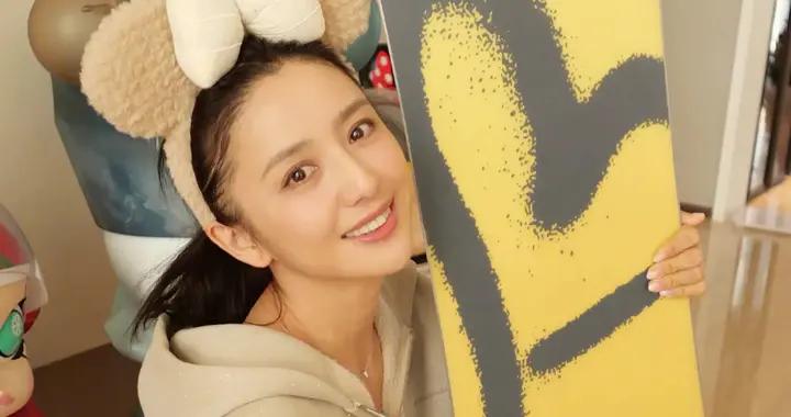 佟麗婭自曝連續3年收到蘇翊鳴送的滑板：今年我一定努力站上雪道