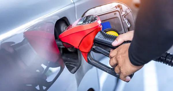 今晚，調油價！加滿1箱油將多花8元→