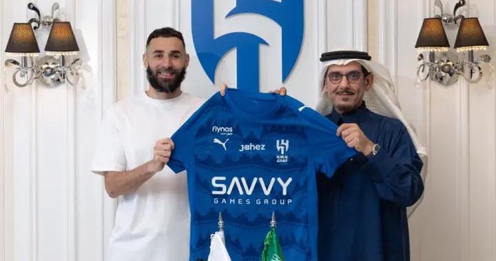 開啓職業生涯新篇章！本澤馬亮相新月簽約儀式，將身披90號球員