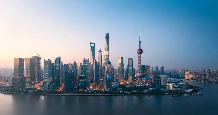 上海經濟2025成績單：GDP實現5.67萬億，居民年收入首破9萬