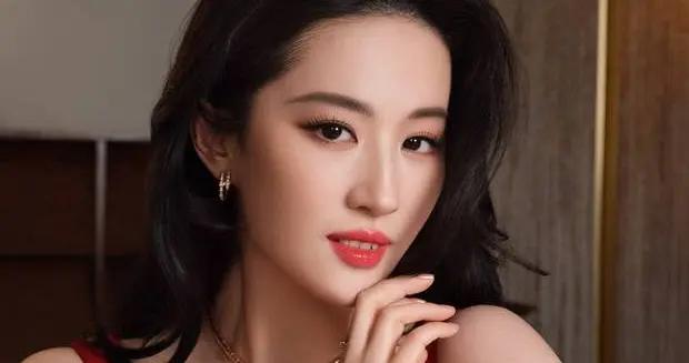 新春氛圍感拉滿！劉亦菲穿紅色連衣裙露甜笑明豔動人